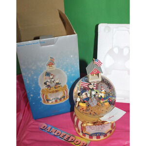 Disney Store Mickey's Yankee Doodle Dandy Musical Snow Water Globe July 4 1776